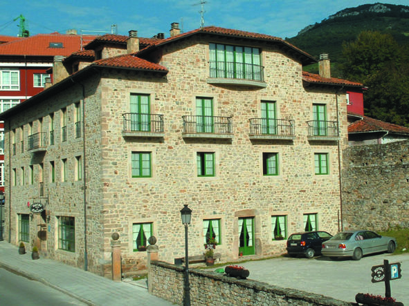 Hotel Villa De Cabrales Arenas De Cabrales Exterior photo